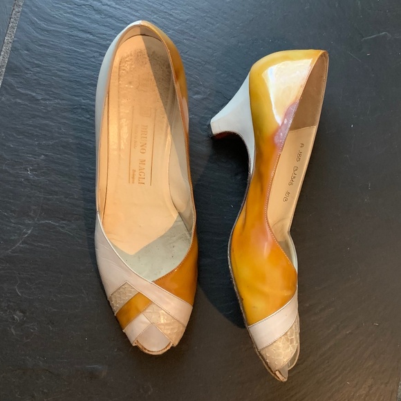 Vintage Two-Tone Peephole Pumps - Picture 4 of 15